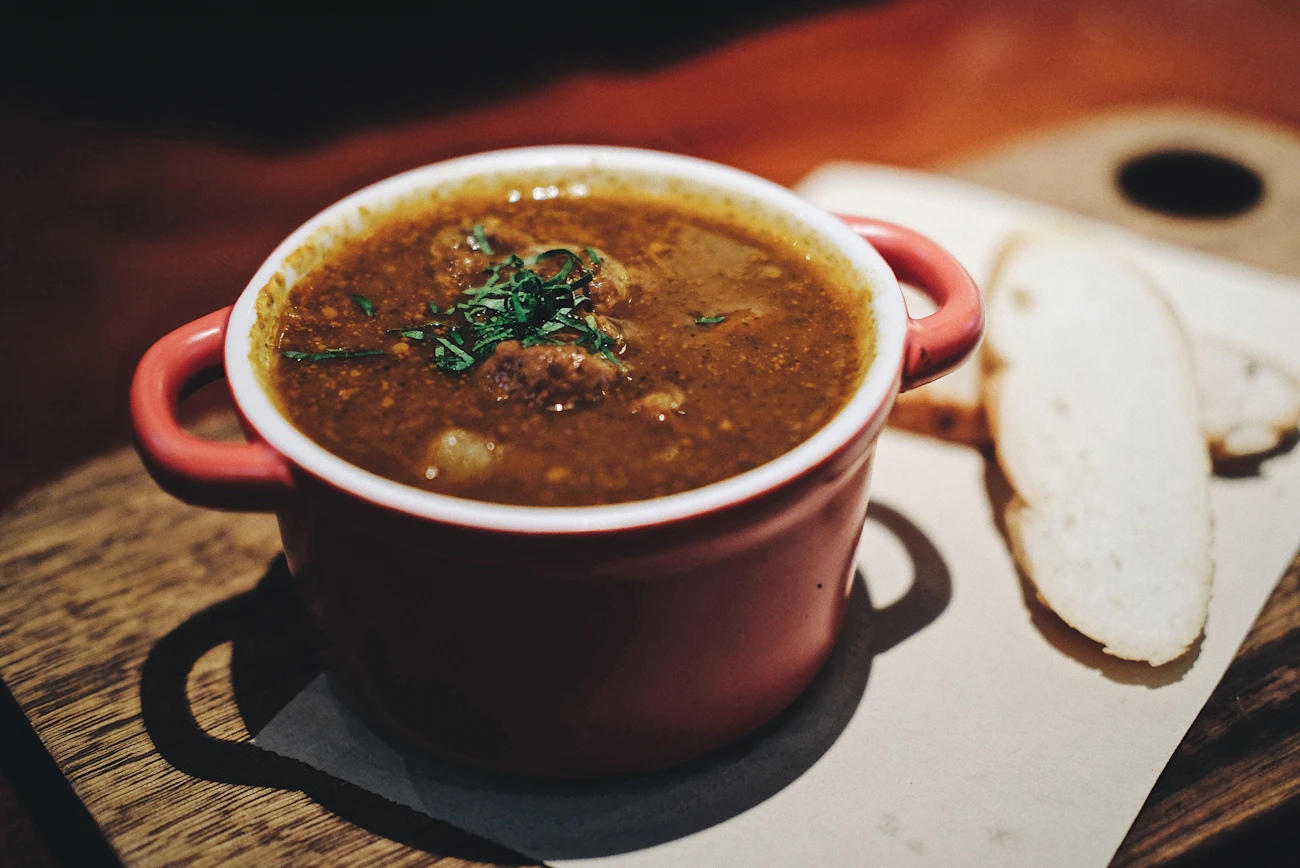 Fakes soupa — Ikarian brown lentil soup in a rustic pot with bread